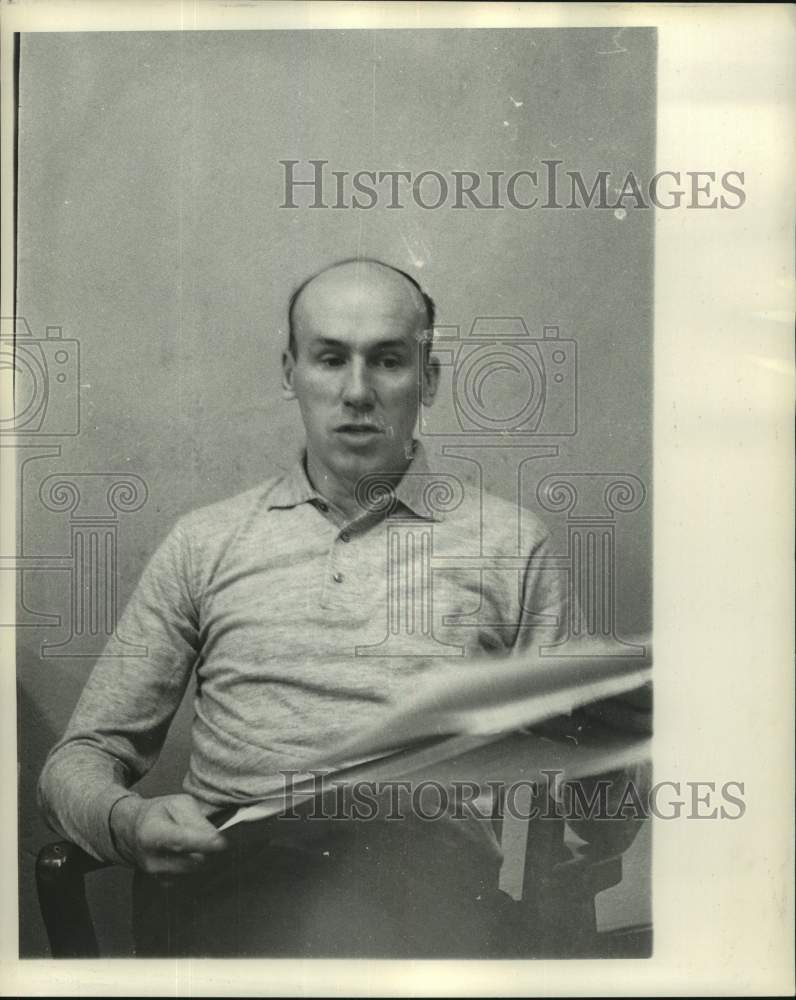 1968 Press Photo Bob Luksta, Loyola Basketball Coach, sits in chair with papers- Historic Images