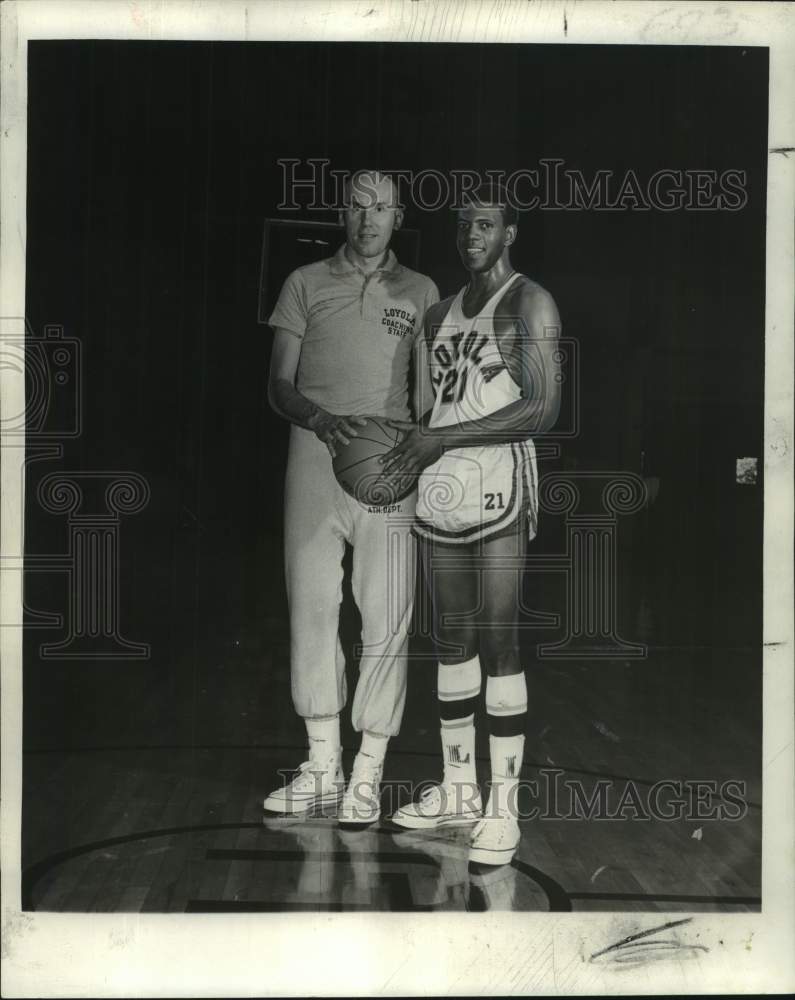 1968 Press Photo Bob Luksta, Loyola basketball coach &amp; Charlie Powell, player- Historic Images