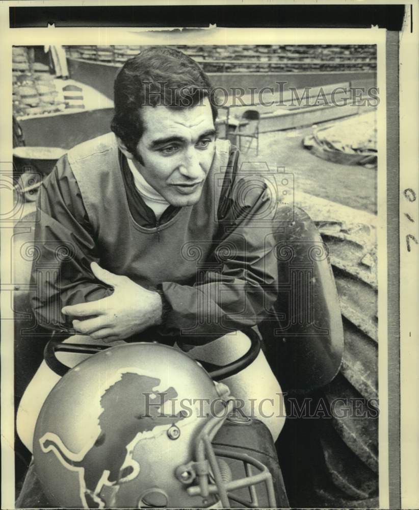 1971 Press Photo Detroit Lions football player Mike Lucci sits with his helmet- Historic Images