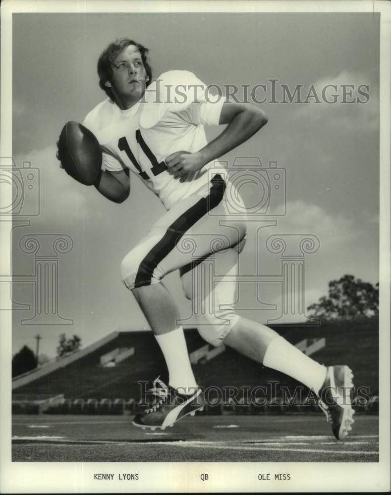 1974 Press Photo Ole Miss football quarterback Kenny Lyons drops back to pass- Historic Images