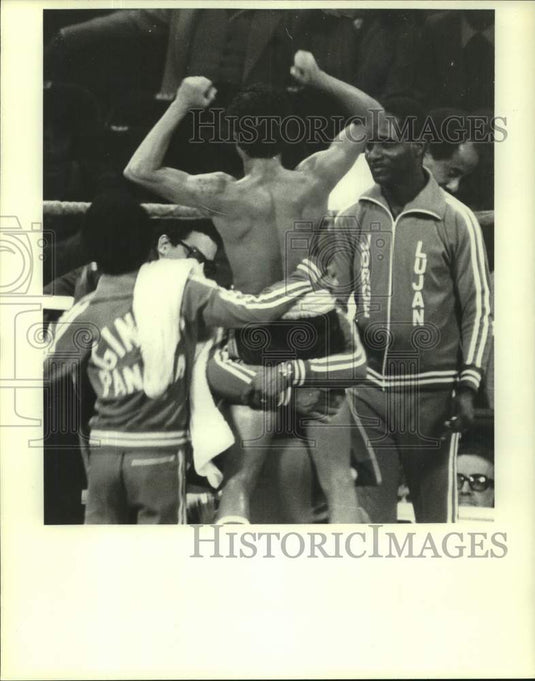 1978 Press Photo Boxer Jorge Lujan raises his arms in celebration in boxing ring- Historic Images