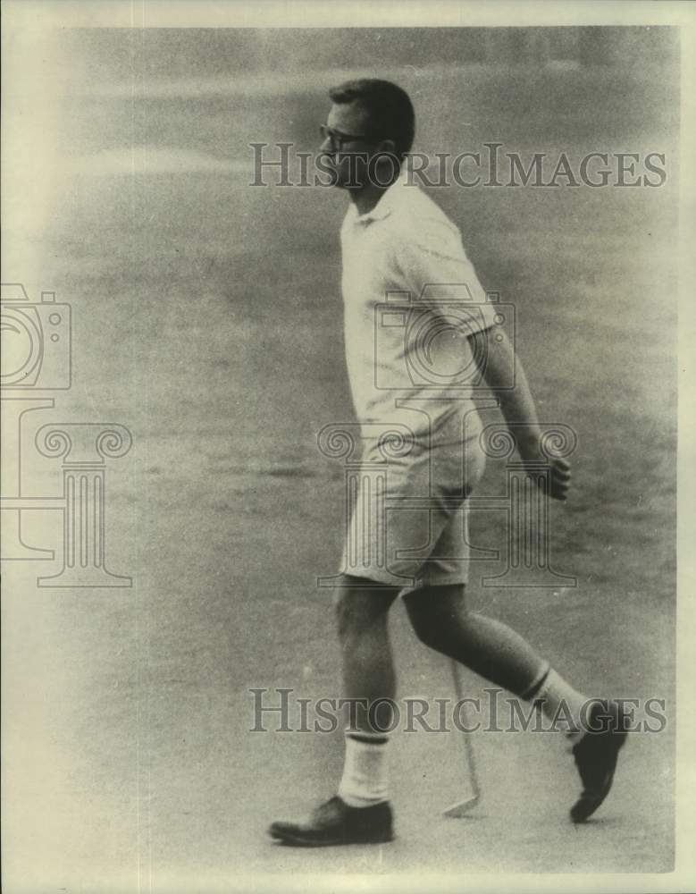 1968 Press Photo Golfer Johnny Lotz walks off the green with his putter in hand- Historic Images