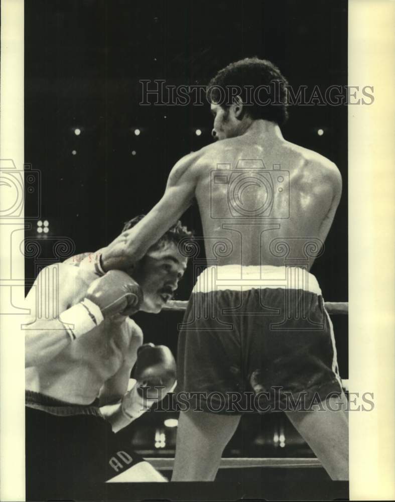 1976 Press Photo Boxer Jorge Lujan punches his opponent who is falling down- Historic Images