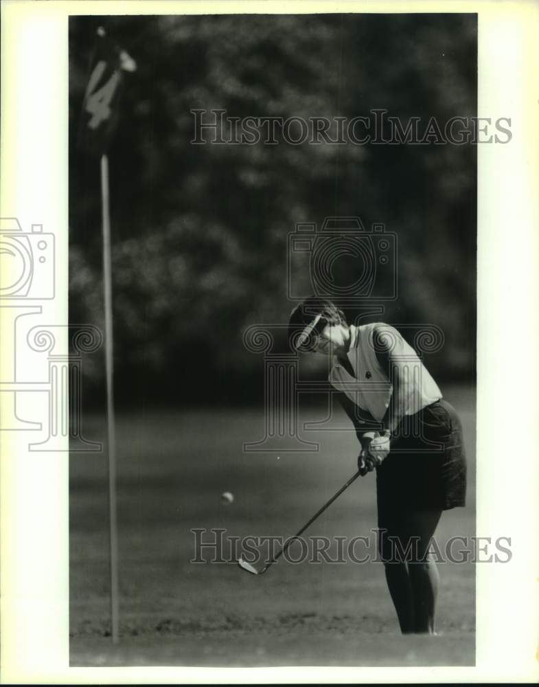 1995 Press Photo Golfer Missy Lynn chips up to save par at the 9th at Audubon - Historic Images