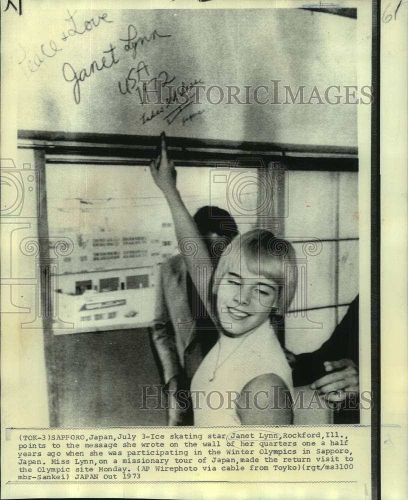 1973 Press Photo Ice skater Janet Lynn points to her signature on wall in Japan- Historic Images