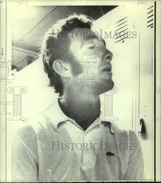 1973 Press Photo Golfer Jim King stands in front of lockers in locker room- Historic Images