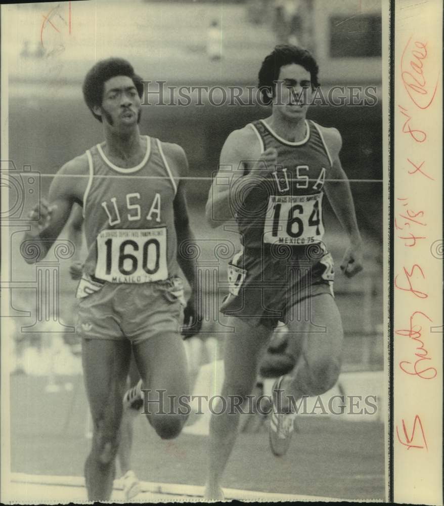 1975 Press Photo Runner Jim King beats Ralph Mann at finish line in Mexico City- Historic Images