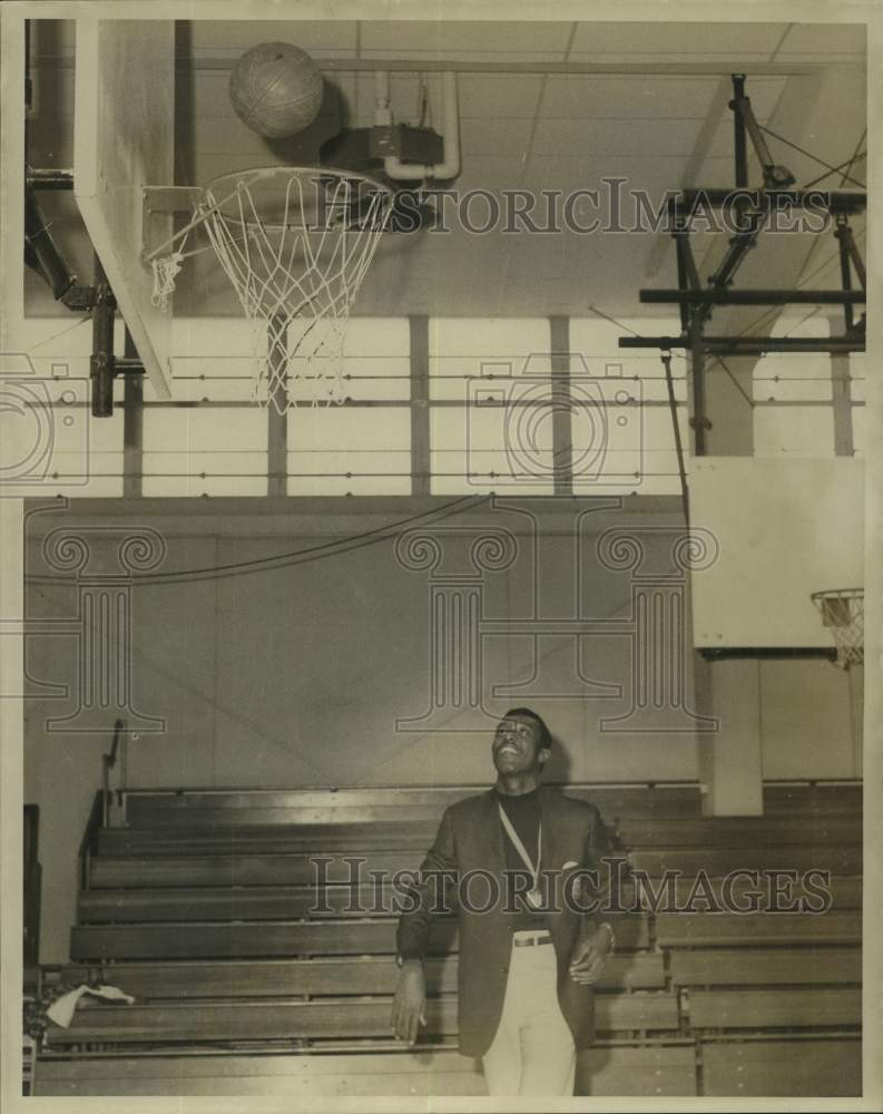 1968 Press Photo Track athlete James King shoots a basketball - nos21795- Historic Images