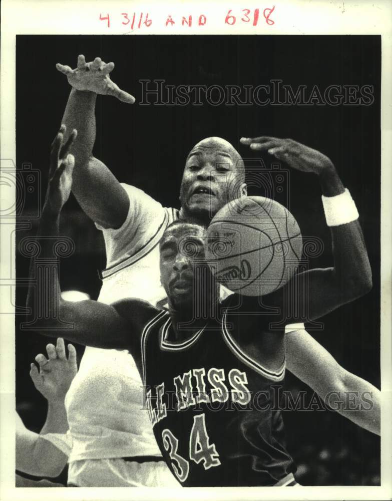 Load image into Gallery viewer, 1988 Press Photo New Orleans and Ole Miss play men's college basketball
