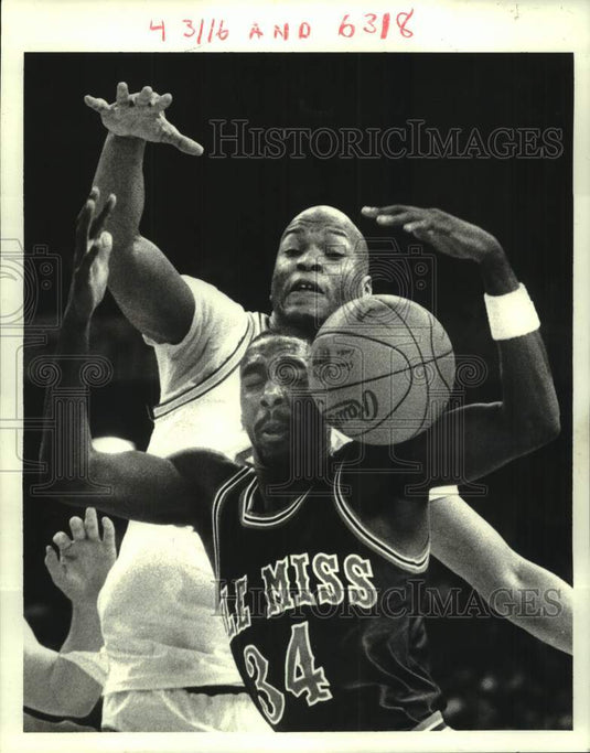 1988 Press Photo New Orleans and Ole Miss play men's college basketball