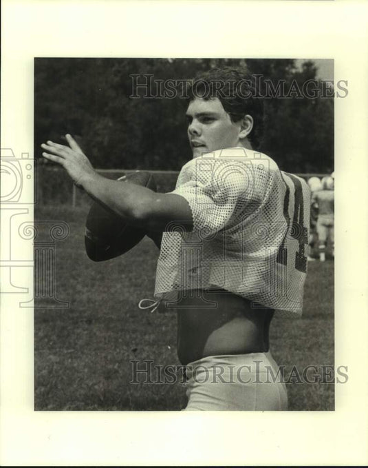 1980 Press Photo John Curtis HS football player Lance McHam throws ball - Historic Images