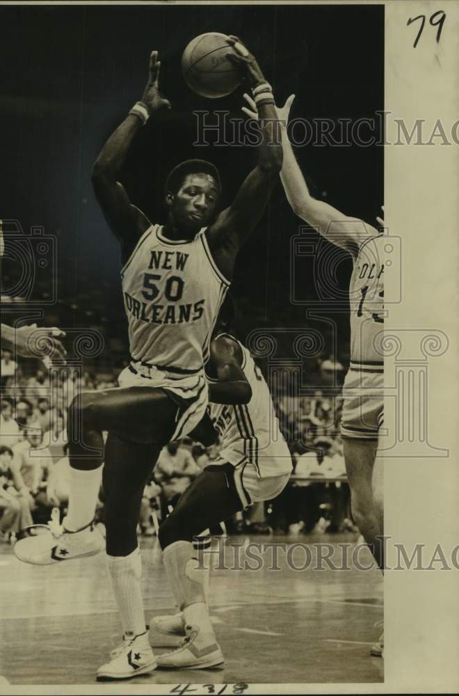 1978 Press Photo UNO&#39;s basketball player Arthur McGee grabs a rebound in game- Historic Images