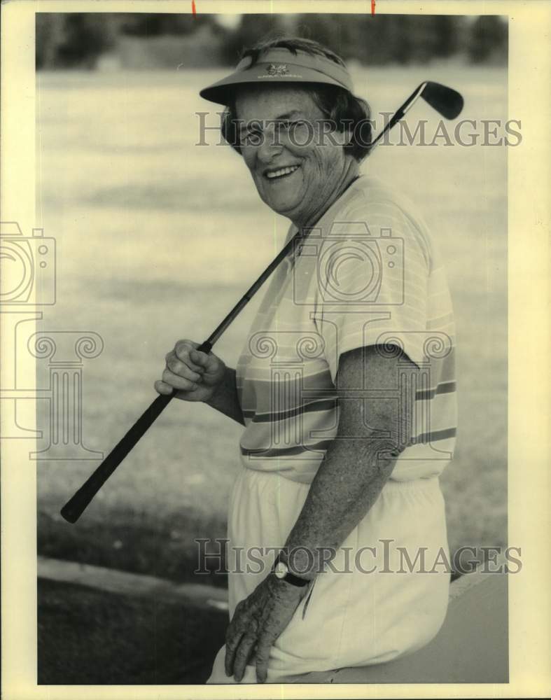 1990 Press Photo Golfer Maroris McKay smiles at City Park driving range- Historic Images