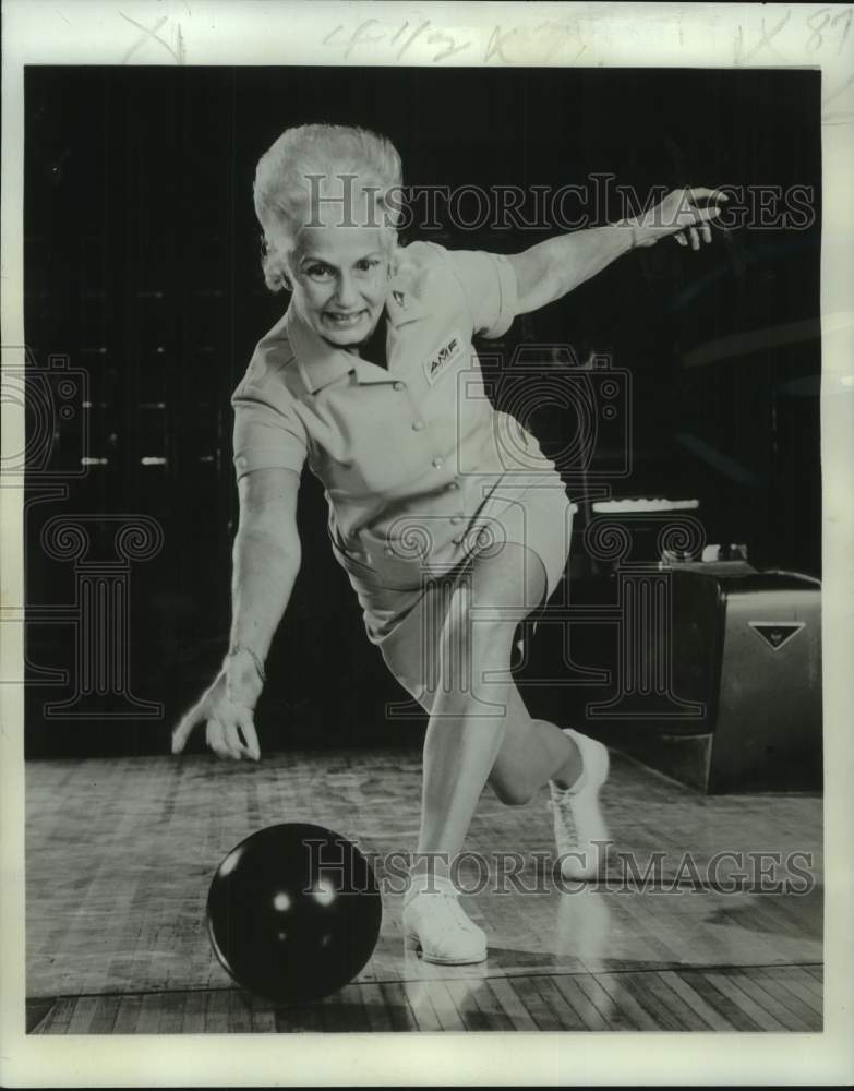 1975 Press Photo Senior bowler Helen McMahon- Historic Images