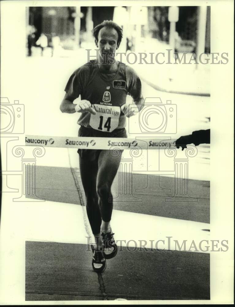 1981 Press Photo Runner Greg Meyer crosses finish line as winner of a race- Historic Images