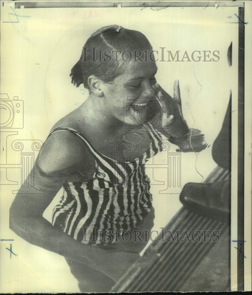 1970 Press Photo Swimmer Debbie Meyer wipes her eye after winning meet in LA- Historic Images