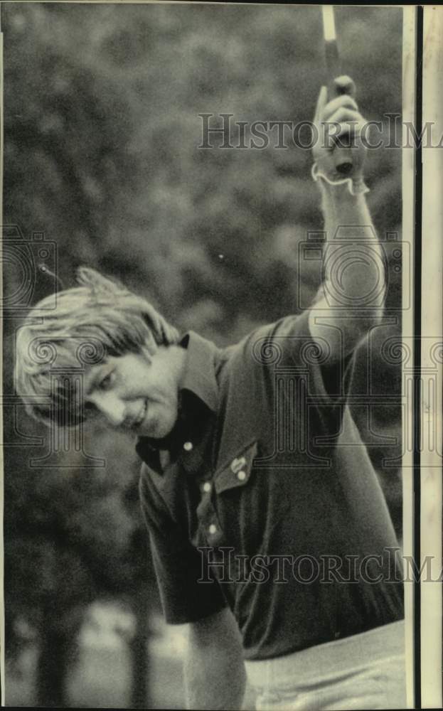 1974 Press Photo Golfer Jerry McGee raises his putter after making a birdie putt- Historic Images