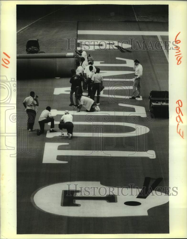 1988 Press Photo Louisiana Superdome ground crew roll out astroturf on the field- Historic Images