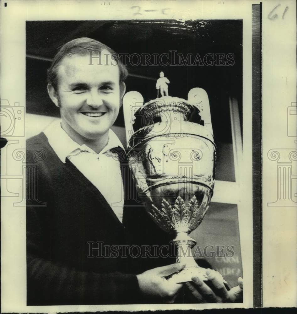 1971 Press Photo Golfer Steve Melnyk with British Amateur trophy - nos22043- Historic Images