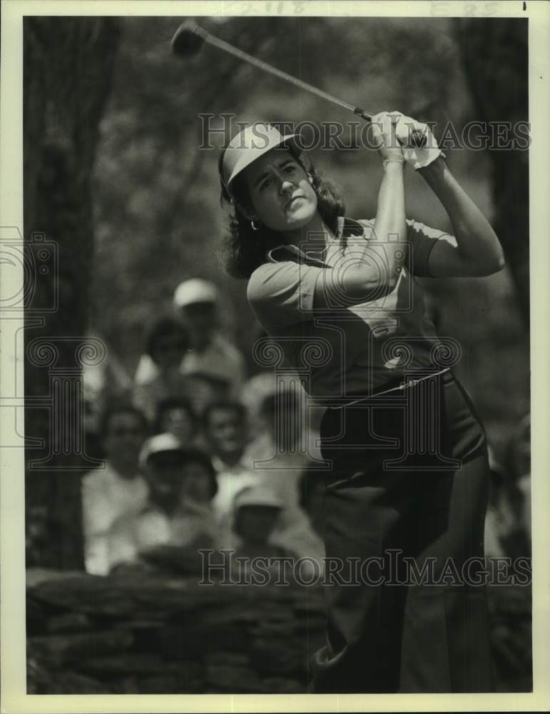 1976 Press Photo Professional golfer Nancy Lopez watches her tee shot in match- Historic Images