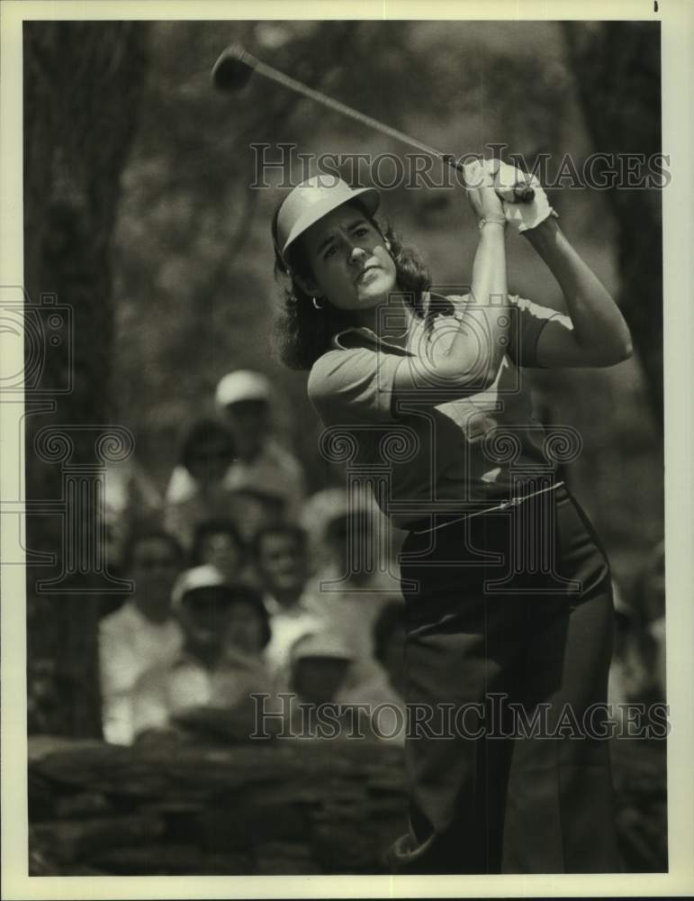 1979 Press Photo Golfer Nancy Lopez watches her ball after tee shot in match- Historic Images