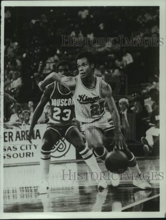 1978 Press Photo San Antonio Kings basketball player Bill McKinney dribbles ball- Historic Images