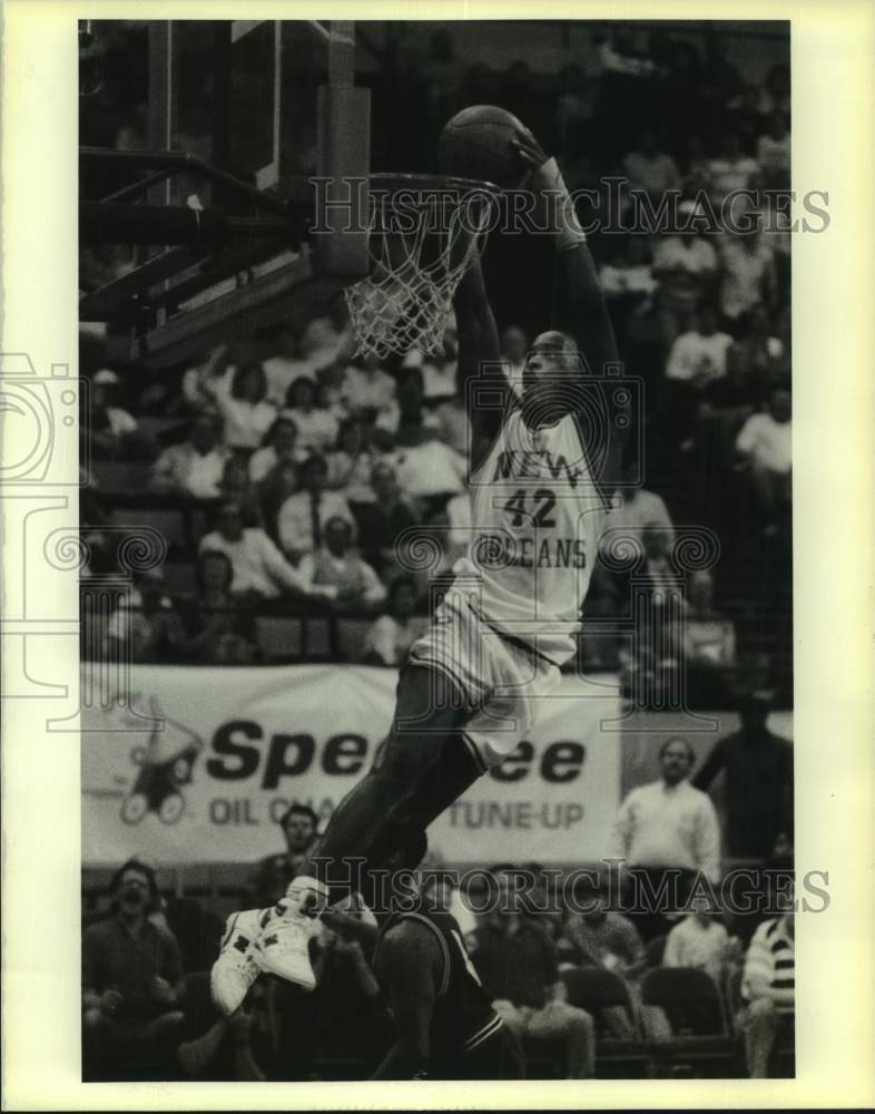 1990 Press Photo New Orleans basketball player Todd Melancon dunks the ball- Historic Images