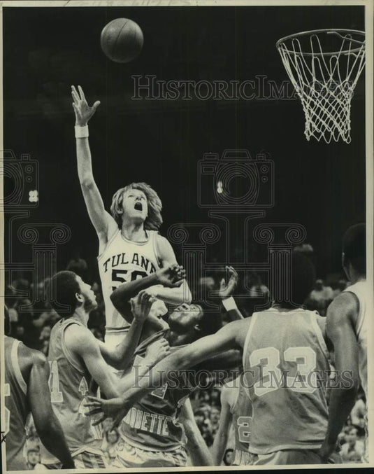 1977 Press Photo Tulane University basketball player Terry McLean attempts shot- Historic Images