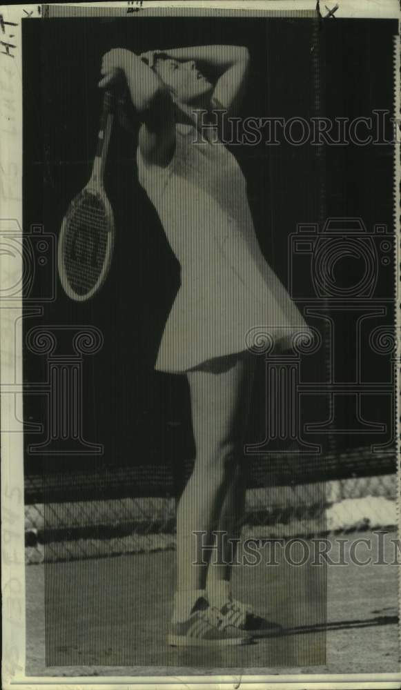 1977 Press Photo Tennis player Billie Jean King looks up at sky after an error- Historic Images