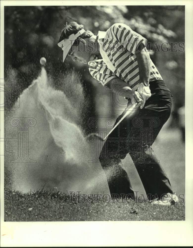 1987 Press Photo Golfer Dick Mast blasts sand from bunker shot on 16th hole- Historic Images