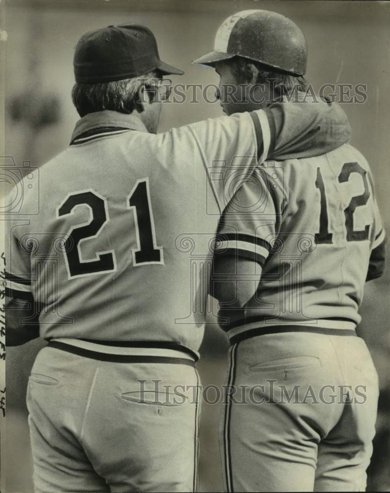 1978 Press Photo Univ of New Orleans baseball coach Ron Maestri talks to player- Historic Images