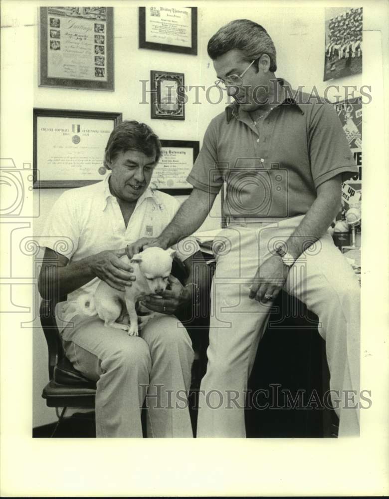 1979 Press Photo U of New Orleans baseball coach Ron Maestri pets dog, UNO- Historic Images