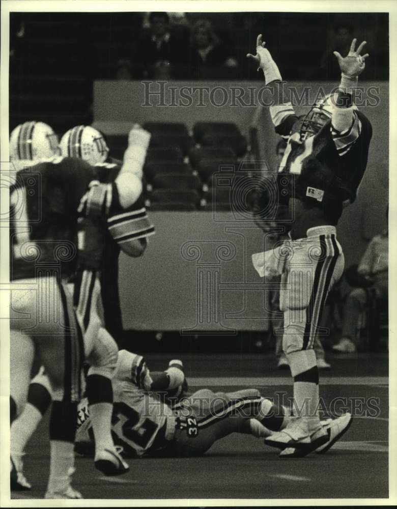 1984 Press Photo Football - Tulane&#39;s Don McCully Celebrates Tackling USM Player- Historic Images