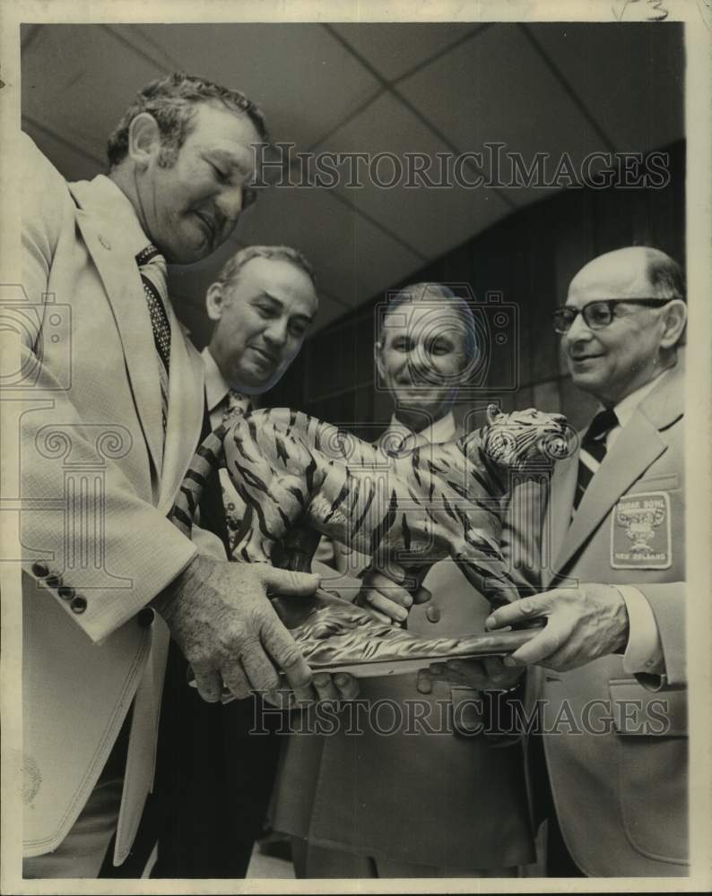 Load image into Gallery viewer, 1974 Press Photo LSU football coach Charlie McClendon holds Tiger at alumni meet
