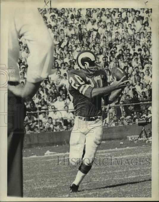 1967 Press Photo Los Angeles Rams football player Tommy Mason catches a pass- Historic Images
