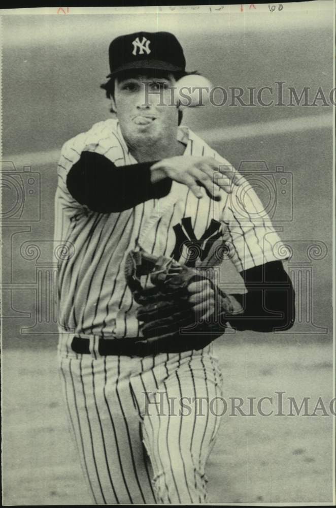1976 Press Photo New York Yankees Jim Mason Fields with Tongue Out - nos22458