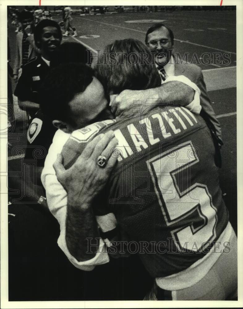 1984 Press Photo Football - Breakers Coach Dick Coury Hugs Kicker Tim Mazzetti- Historic Images