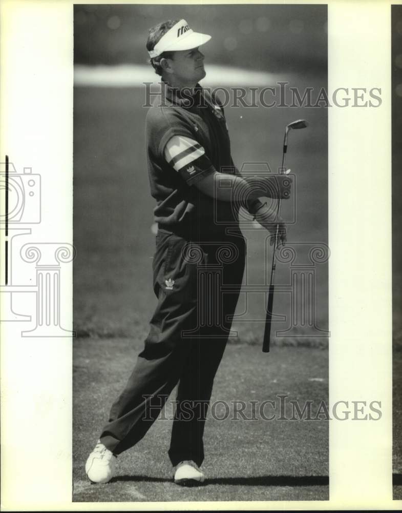 1991 Press Photo Golfer Sandy Lyle watches his practice shot at English Turn - Historic Images