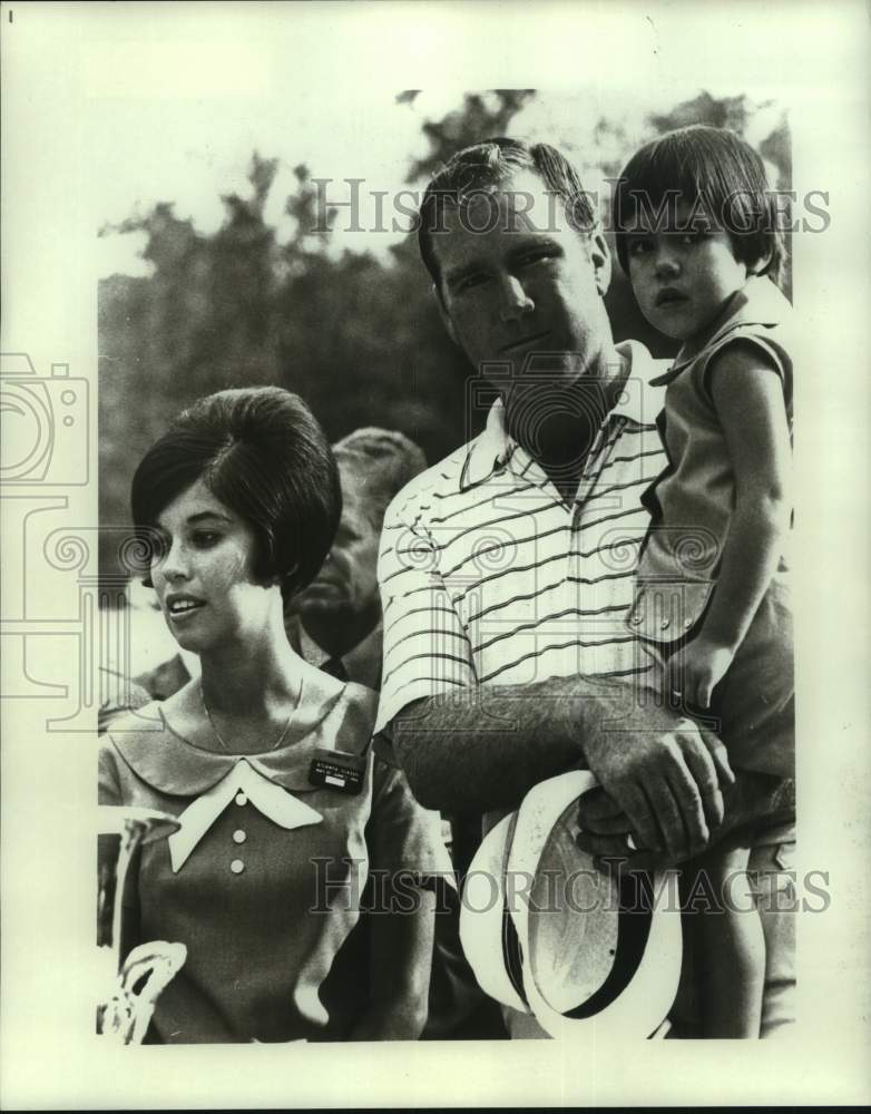 1968 Press Photo Golfer Bob Lunn, wife Angie, daughter Lisa - nos22547- Historic Images