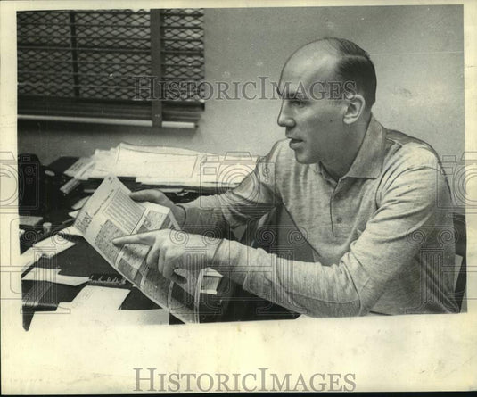 1968 Press Photo Loyola college basketball coach Bob Luksta - nos22577- Historic Images