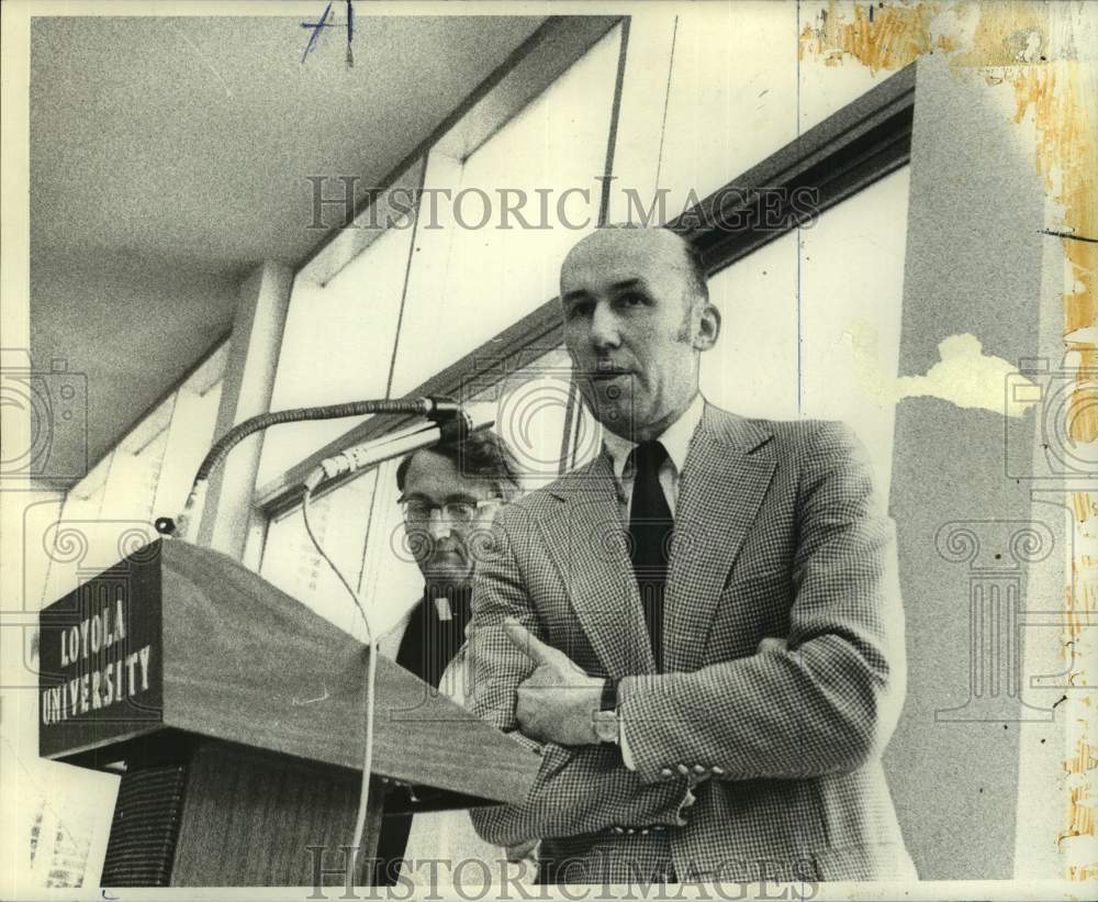 1972 Press Photo Loyola college basketball coach Bob Luksta and priest- Historic Images