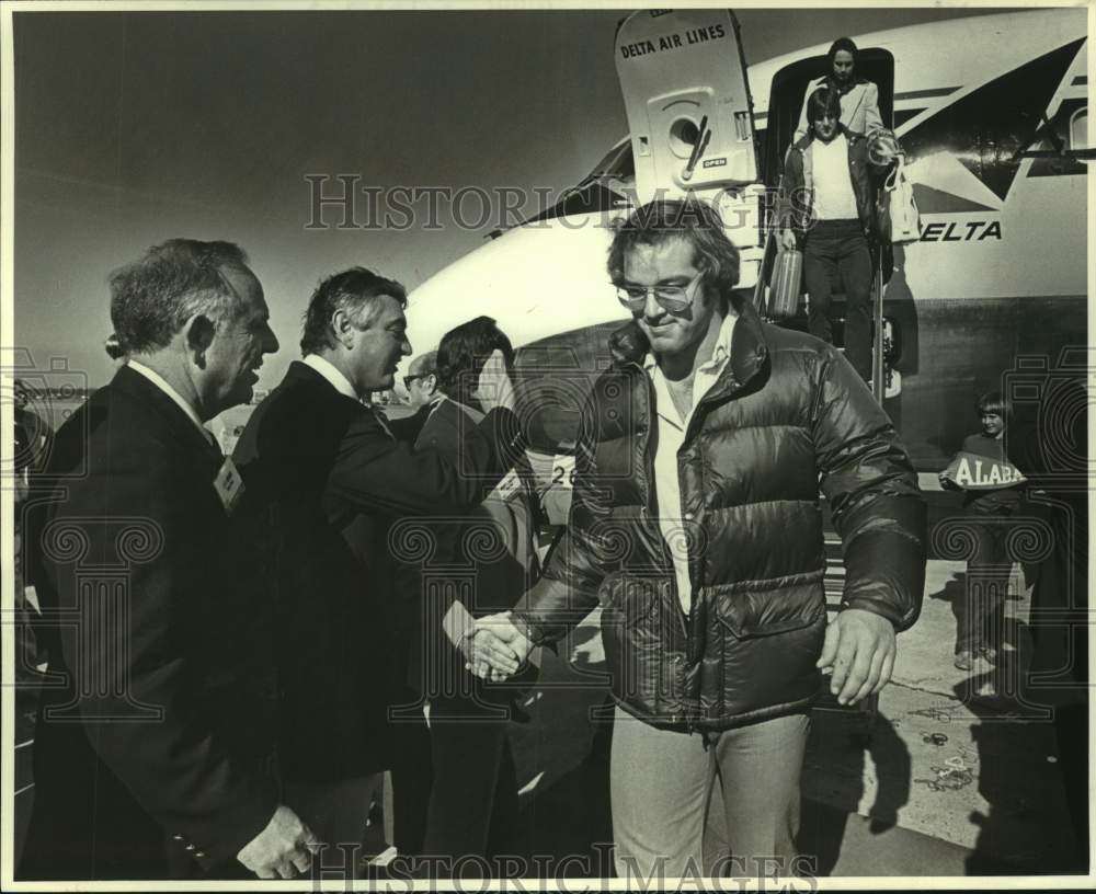 1979 Press Photo Football player Marty Lyons shakes hands after exiting airplane- Historic Images