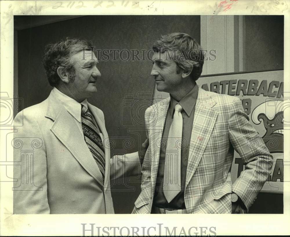 1979 Press Photo Football coaches Charlie Mac and Larry Smith talk at QB Club- Historic Images