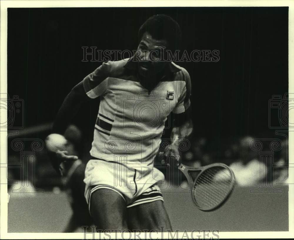 1978 Press Photo Basketball and tennis player John Lucas hits shot in match- Historic Images