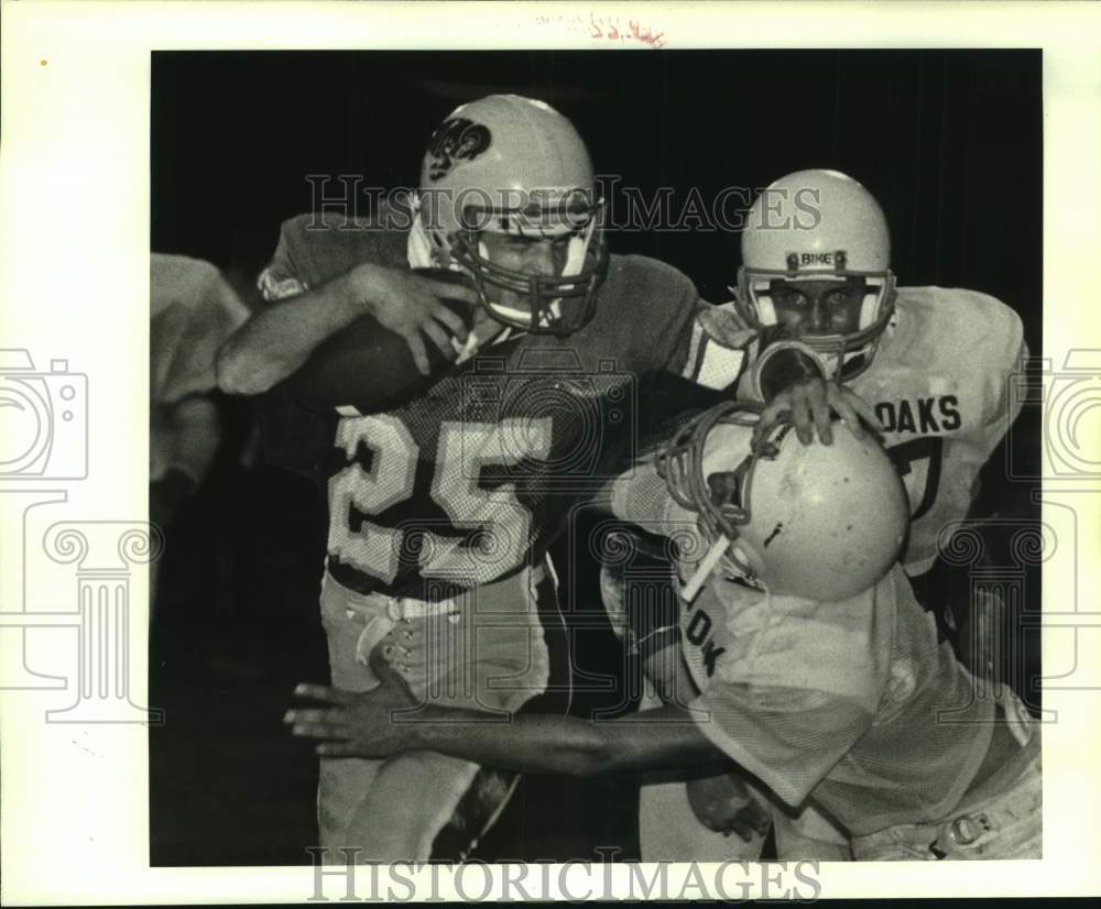 1986 Press Photo Promised Land Academy football player Dale Kemp breaks tackle- Historic Images