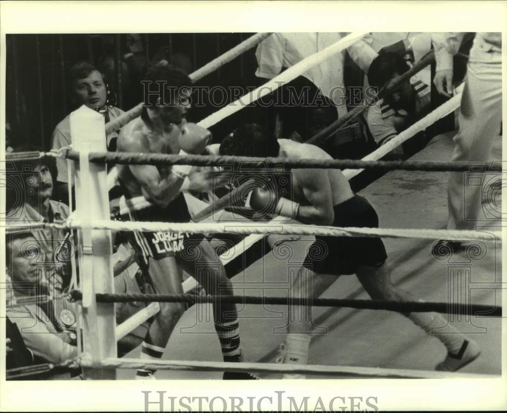 1978 Press Photo Boxer Jorge Lujan is forced into corner of ring during match- Historic Images