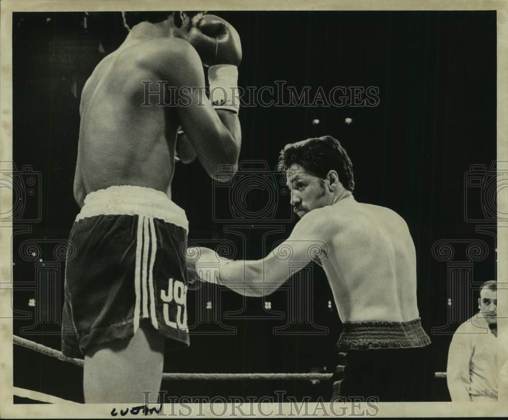 1978 Press Photo Boxer Jorge Lujan holds gloves in front of his face- Historic Images