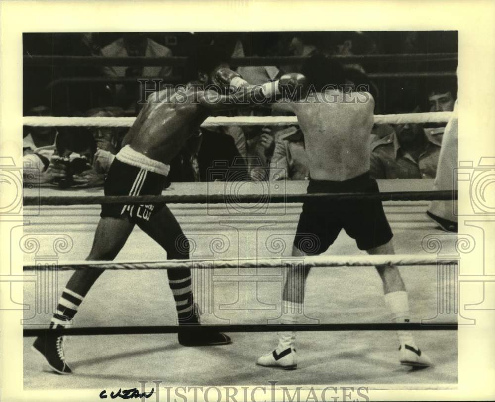 1978 Press Photo Boxer Jorge Lujan throws right arm punch to head of opponent- Historic Images