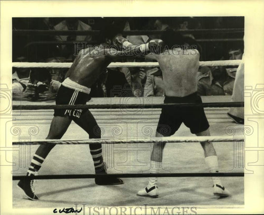 1978 Press Photo Boxer Jorge Lujan throws right arm punch to head of opponent- Historic Images