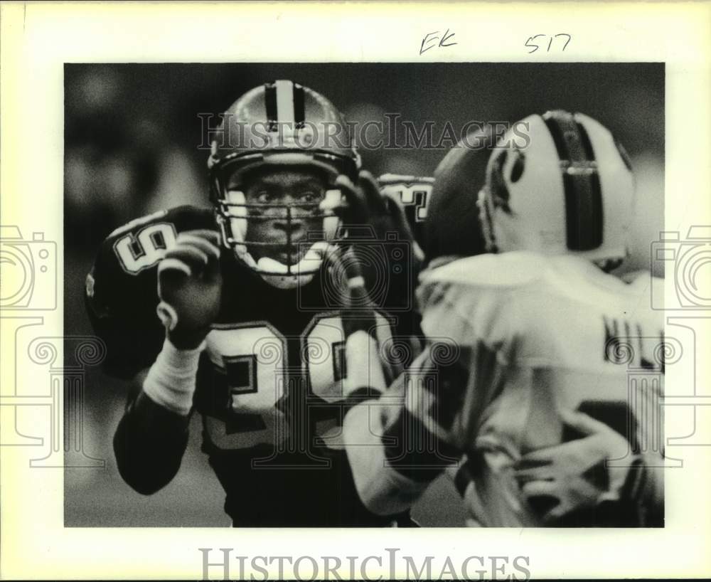 1988 Press Photo New Orleans Saints football player Brett Maxis breaks up a pass- Historic Images